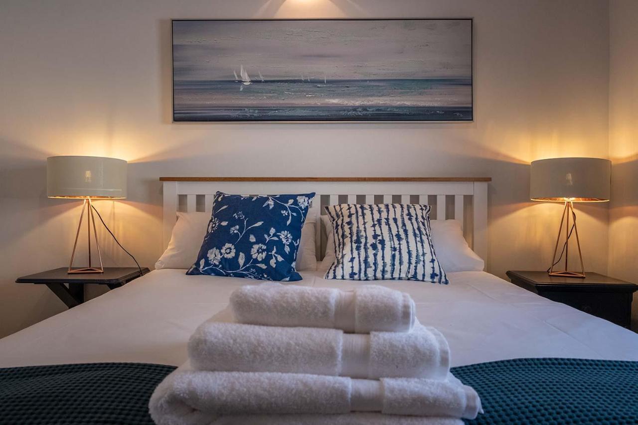 Blue Winds And Waves Apartment Cowes  Bagian luar foto