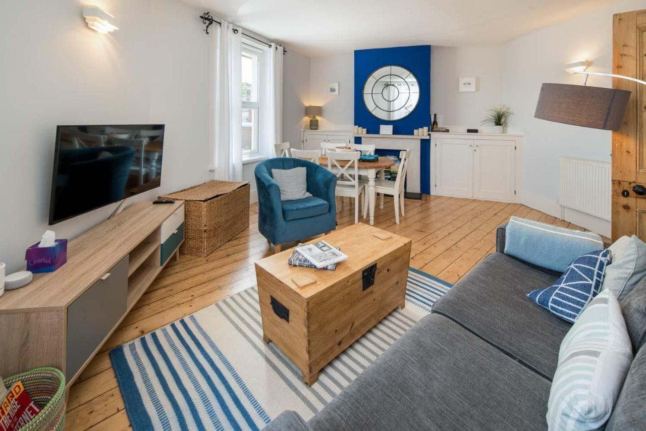 Blue Winds And Waves Apartment Cowes  Bagian luar foto